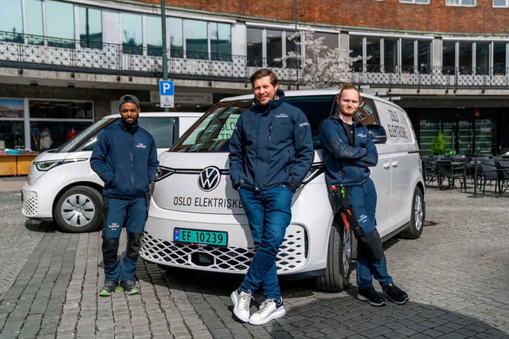 Montering av LED-belysning i kontorlokale.